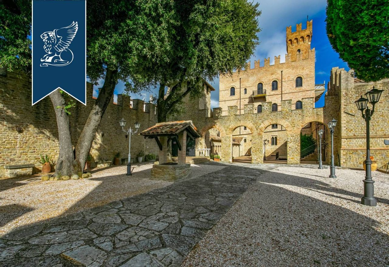 Замок в Урбино, Италия, 2 100 м2 - фото 1