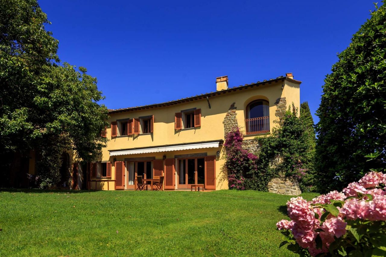 Дом в Массарозе, Италия, 600 м2 - фото 1