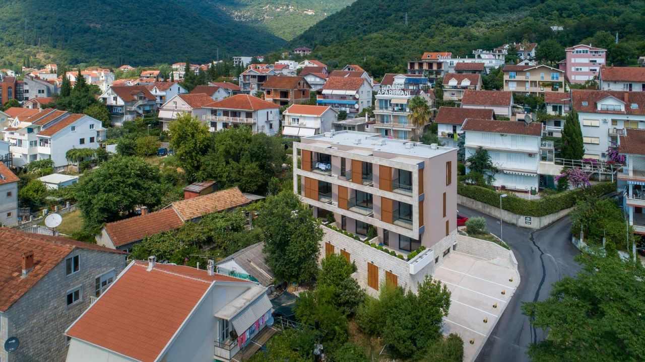 Квартира в Тивате, Черногория, 57 м2 - фото 1