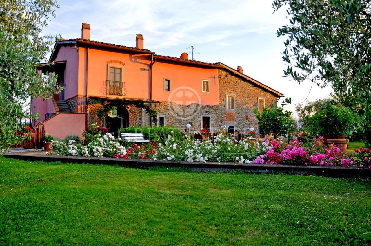 Дом в Реджелло, Италия, 355 м2 - фото 1