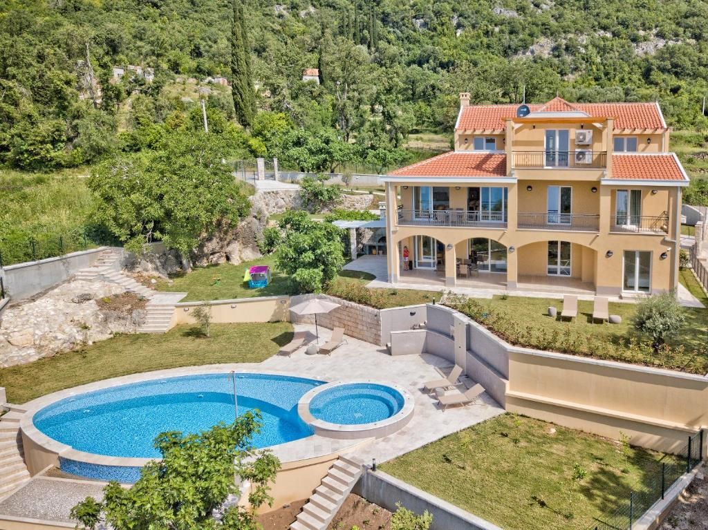 Дом в Херцег-Нови, Черногория, 600 м2 - фото 1