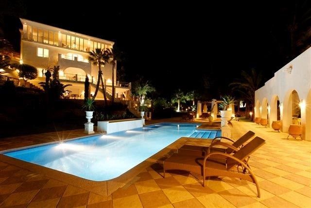 Отель, гостиница в Альфас-дель-Пи, Испания, 800 м2 - фото 1