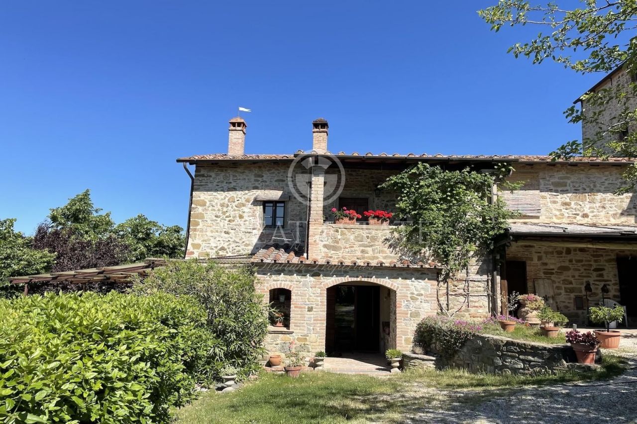 Дом в Пассиньяно-суль-Тразимено, Италия, 300 м2 - фото 1