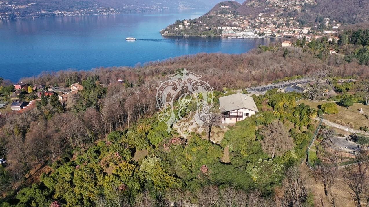 Вилла в Лавено-Момбелло, Италия, 475 м² - фото 1