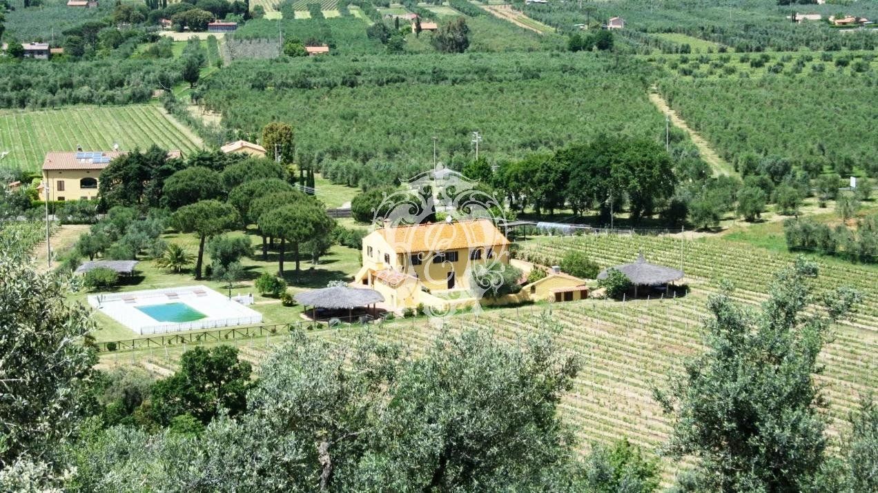 Дом в Кастаньето-Кардуччи, Италия, 500 м2 - фото 1