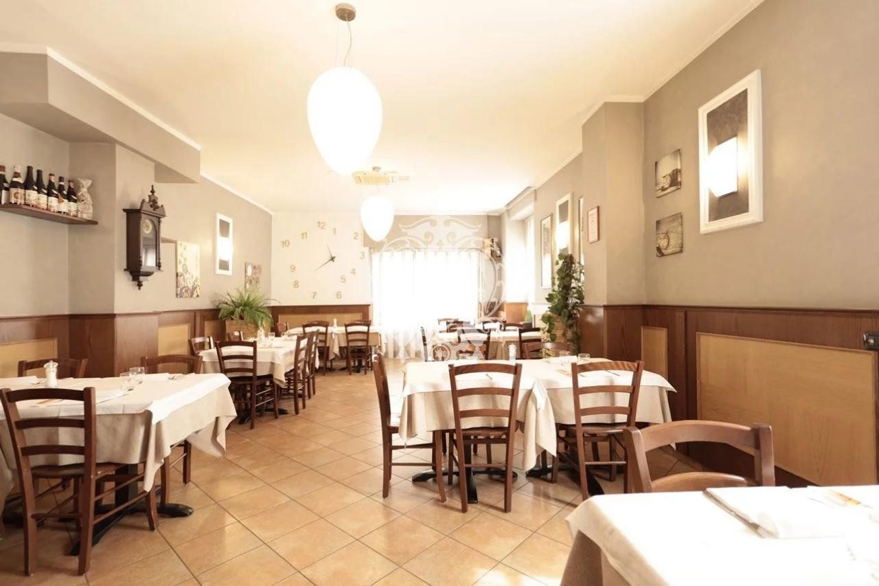 Коммерческая недвижимость в Комо, Италия, 500 м² - фото 3