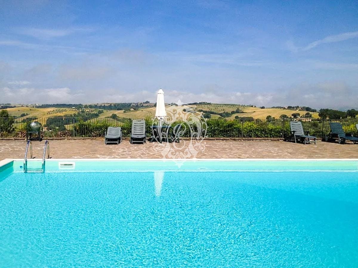 Отель, гостиница в Деруте, Италия, 1 600 м² - фото 3