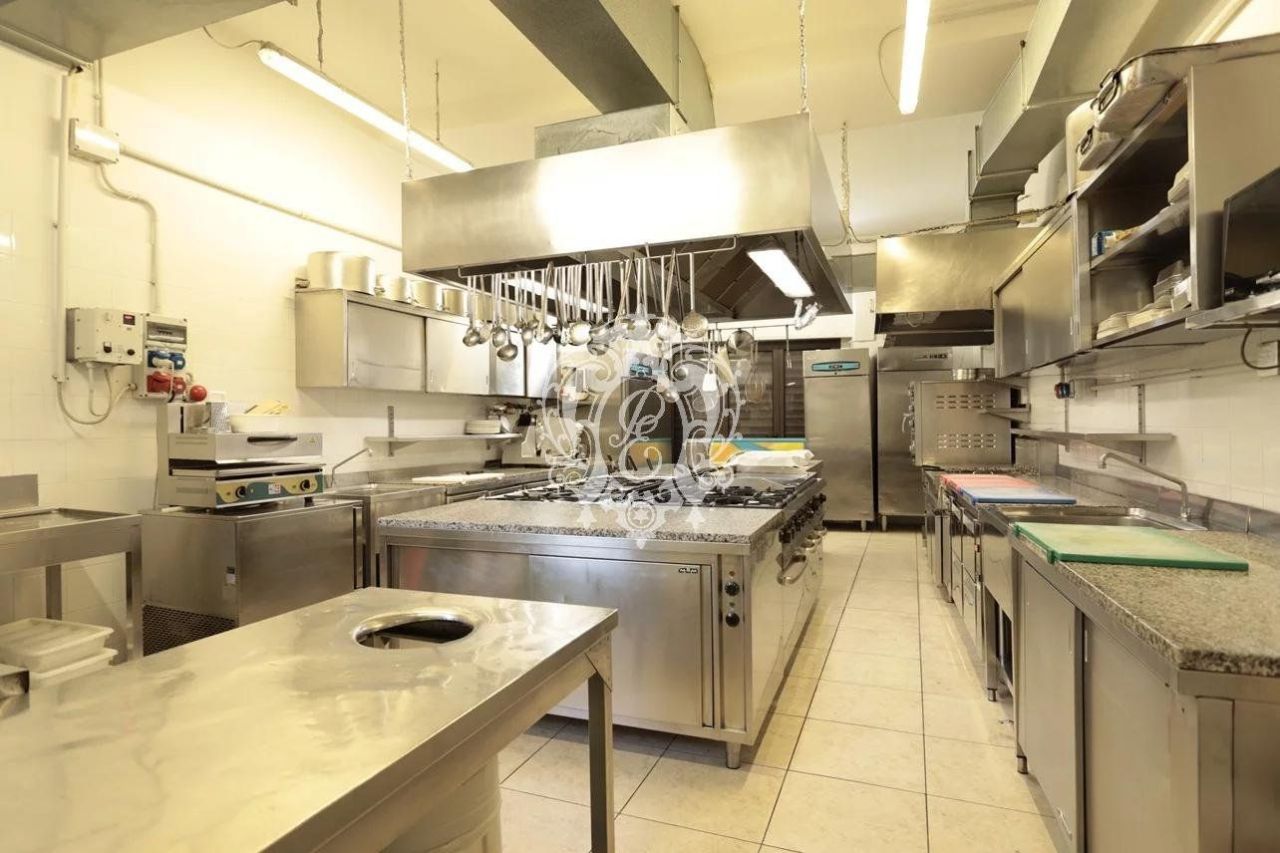 Коммерческая недвижимость в Комо, Италия, 500 м² - фото 7