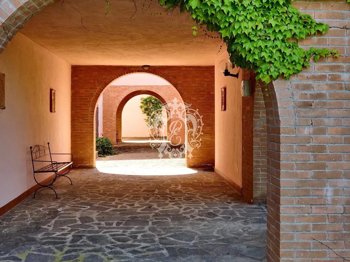 Отель, гостиница в Деруте, Италия, 1 600 м² - фото 7