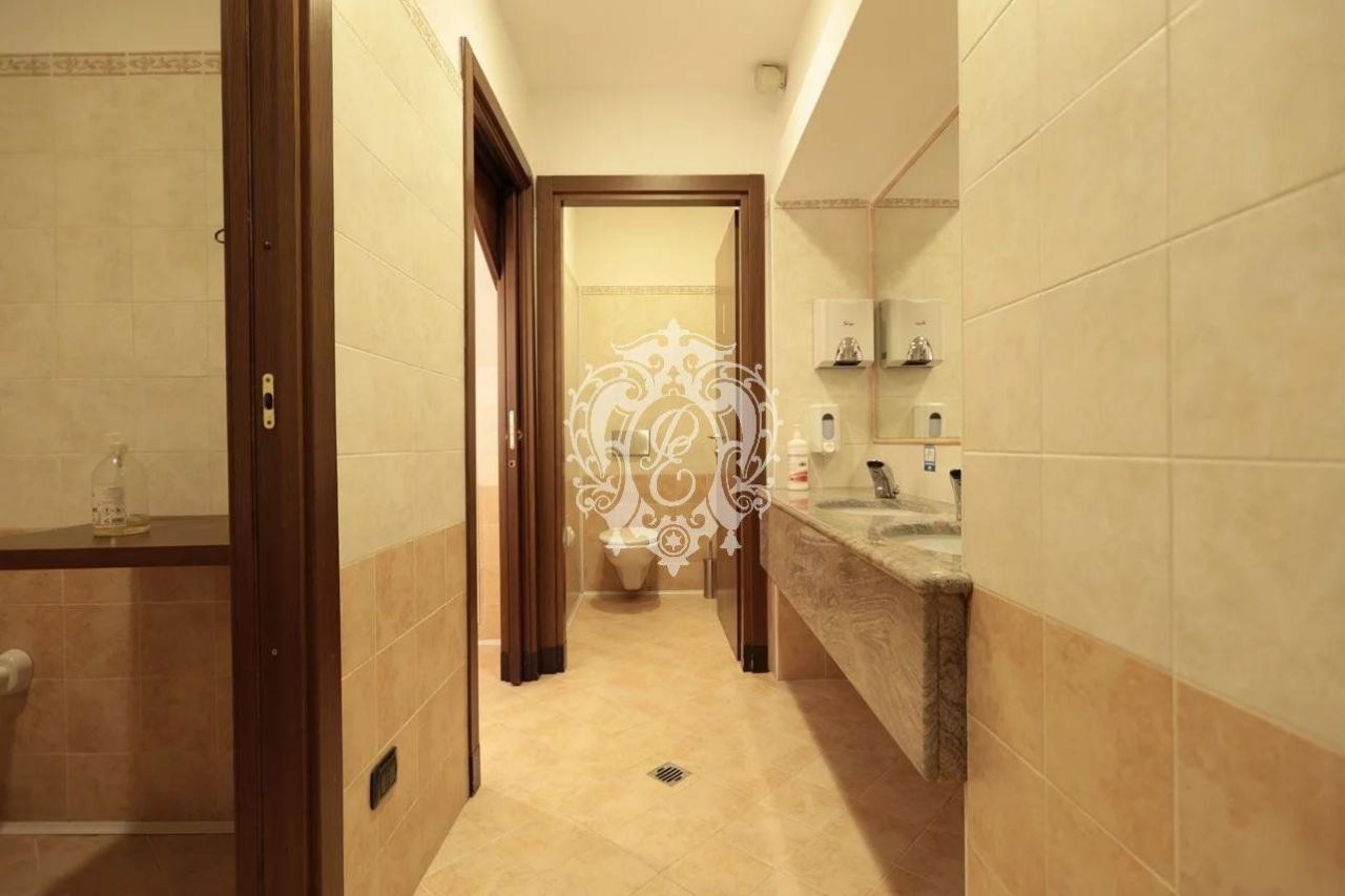 Коммерческая недвижимость в Комо, Италия, 500 м² - фото 8