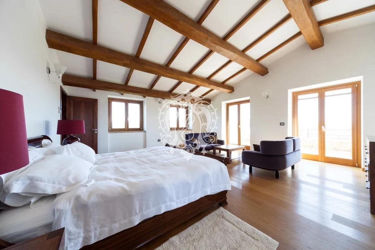 Вилла в Тоди, Италия, 665 м² - фото 13