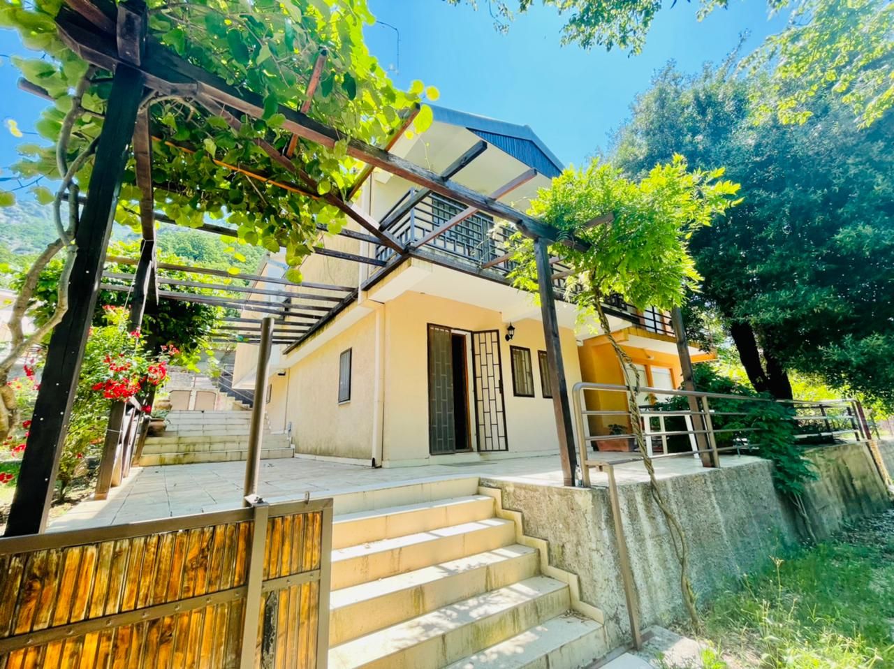 Дом в Чани, Черногория, 300 м2 - фото 1