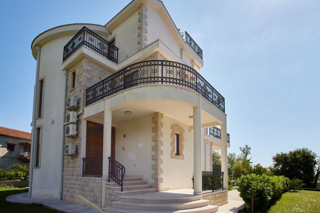 Дом в Херцег-Нови, Черногория, 450 м2 - фото 1