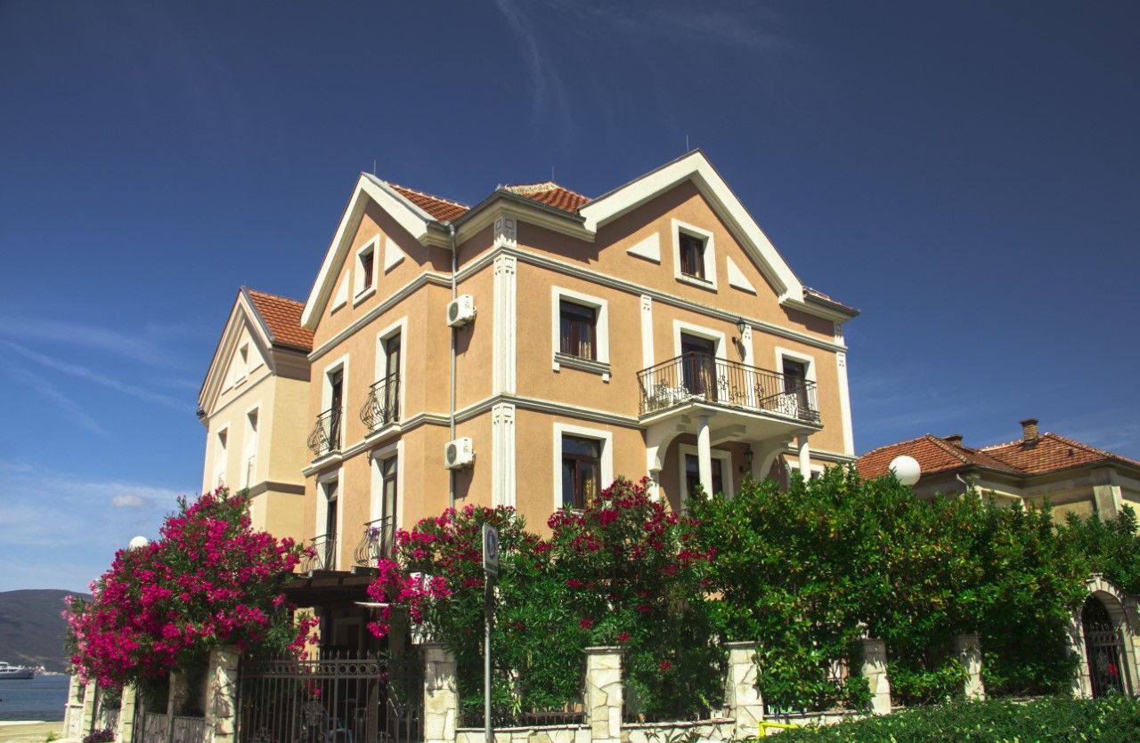 Коммерческая недвижимость в Тивате, Черногория, 500 м2 - фото 1