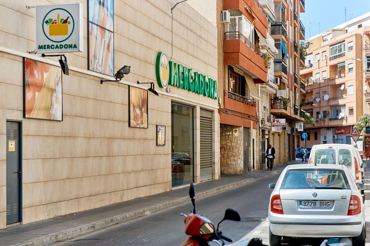 Магазин в Барселоне, Испания, 2 489 м2 - фото 1