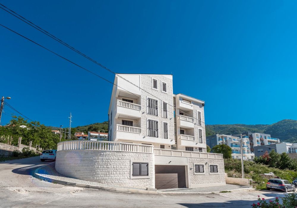 Отель, гостиница в Тивате, Черногория, 1 200 м² - фото 1