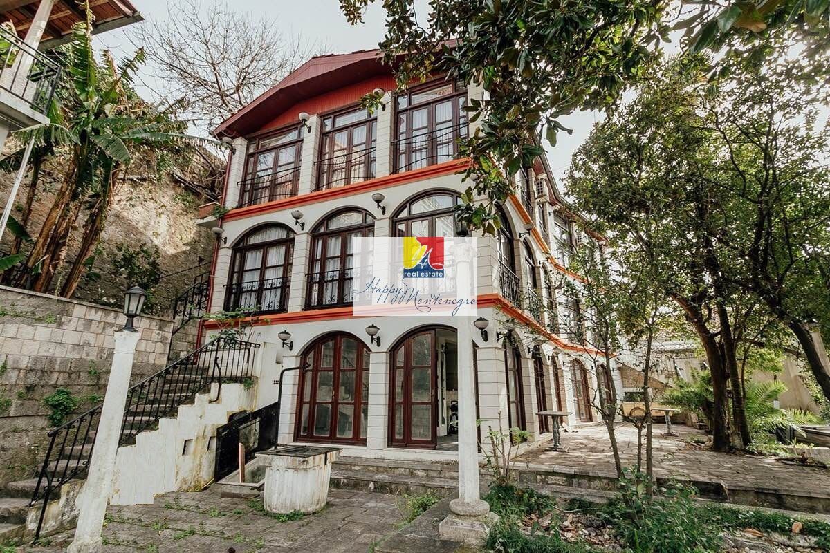 Отель, гостиница в Херцег-Нови, Черногория, 410 м2 - фото 1