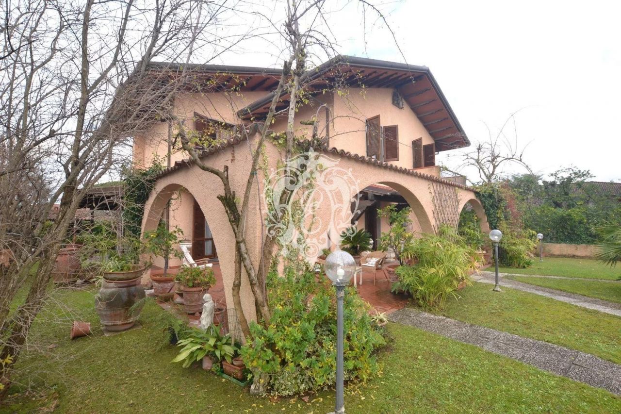 Вилла в Форте деи Марми, Италия, 400 м² - фото 3