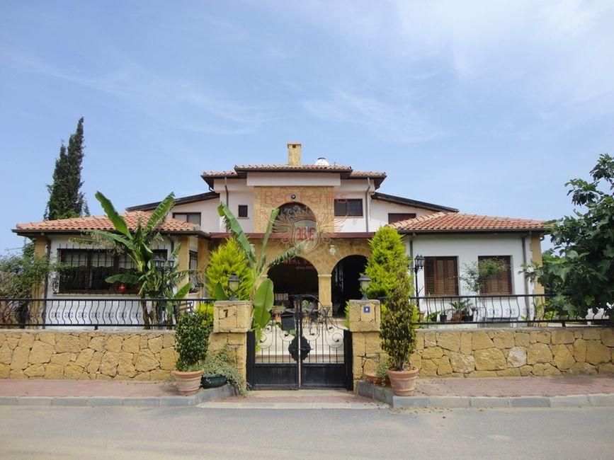 Дом в Кирении, Кипр, 400 м2 - фото 1