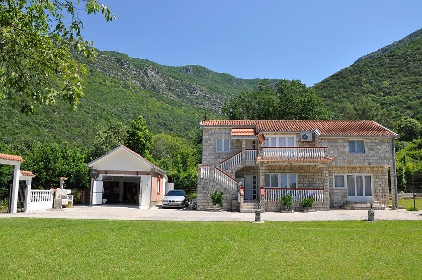 Дом в Херцег-Нови, Черногория, 180 м2 - фото 1
