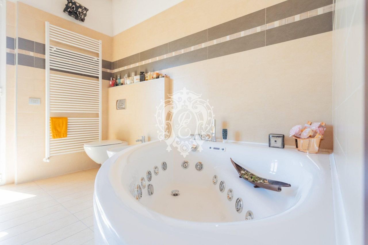 Вилла в Черноббьо, Италия, 230 м² - фото 16