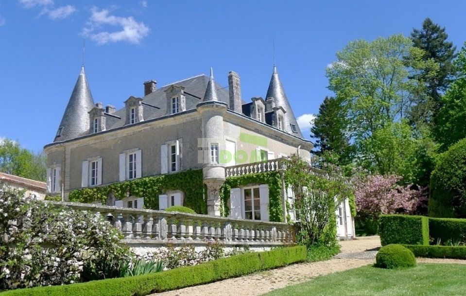Замок в Пуату-Шаранта, Франция, 750 м2 - фото 1