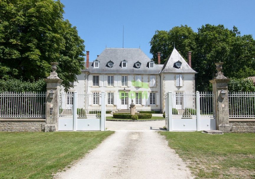 Замок в Пуату-Шаранта, Франция, 700 м² - фото 2