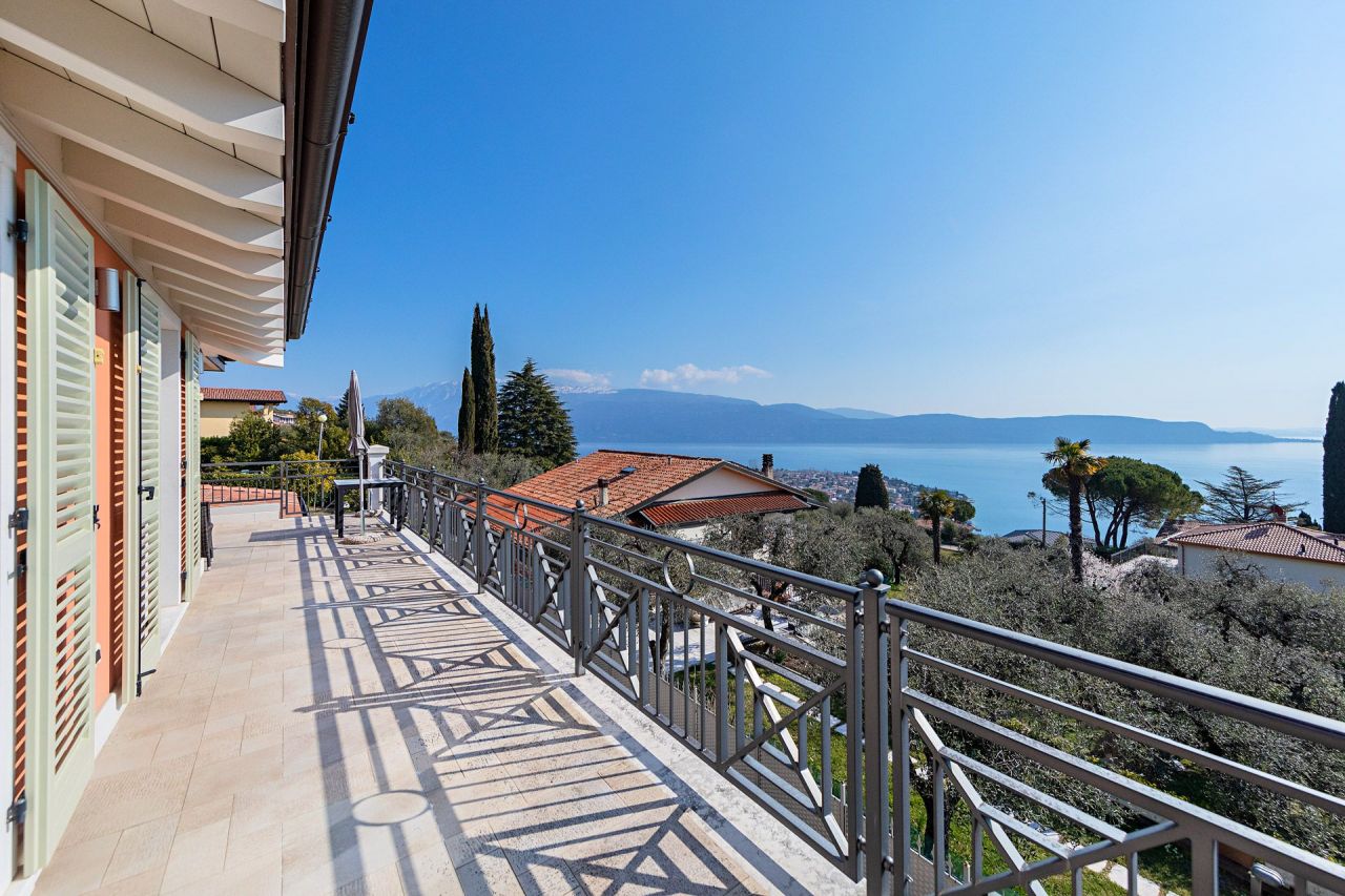 Вилла у озера Гарда, Италия, 450 м² - фото 3