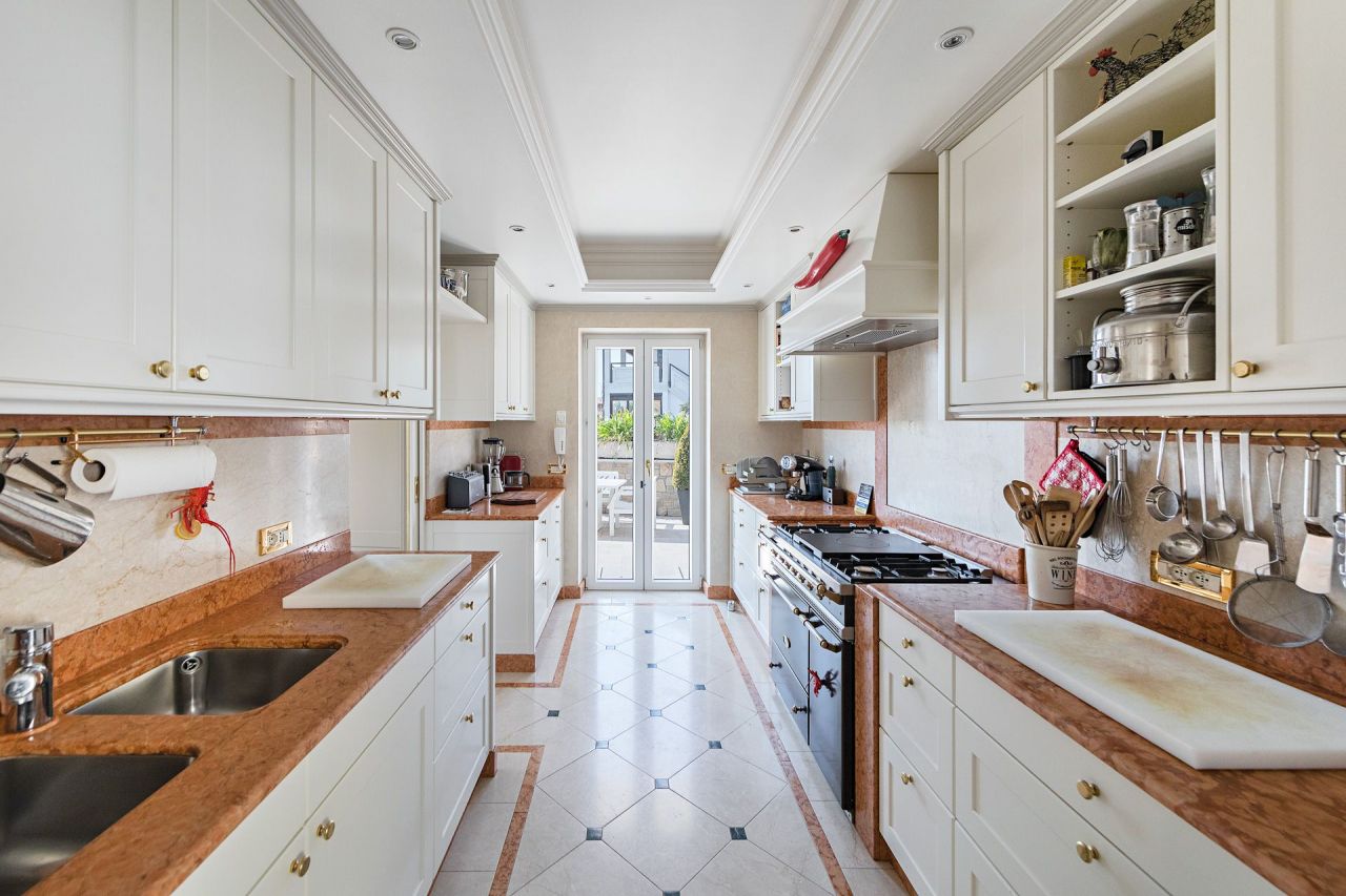 Вилла у озера Гарда, Италия, 450 м² - фото 9