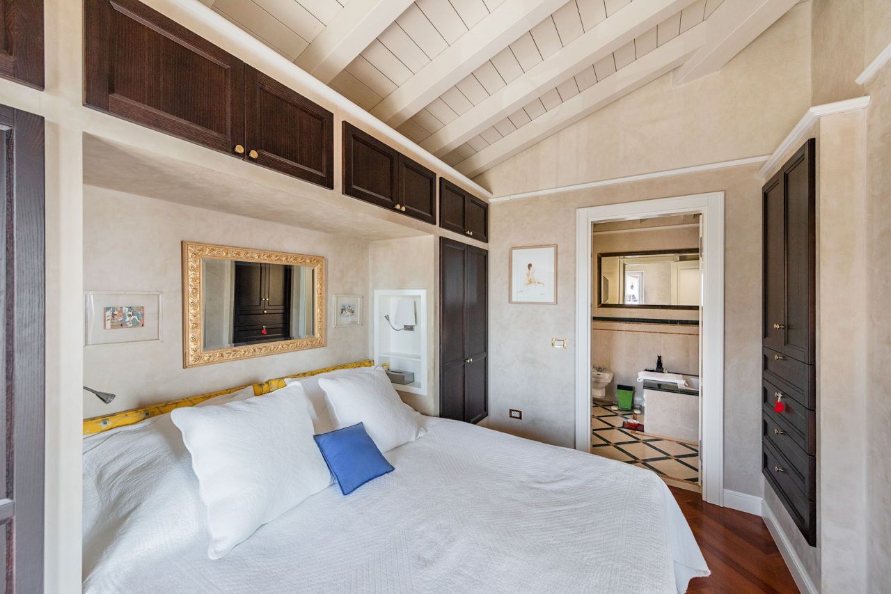 Вилла у озера Гарда, Италия, 450 м² - фото 11