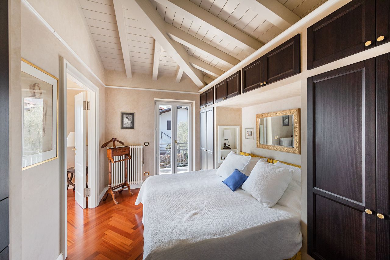 Вилла у озера Гарда, Италия, 450 м² - фото 12