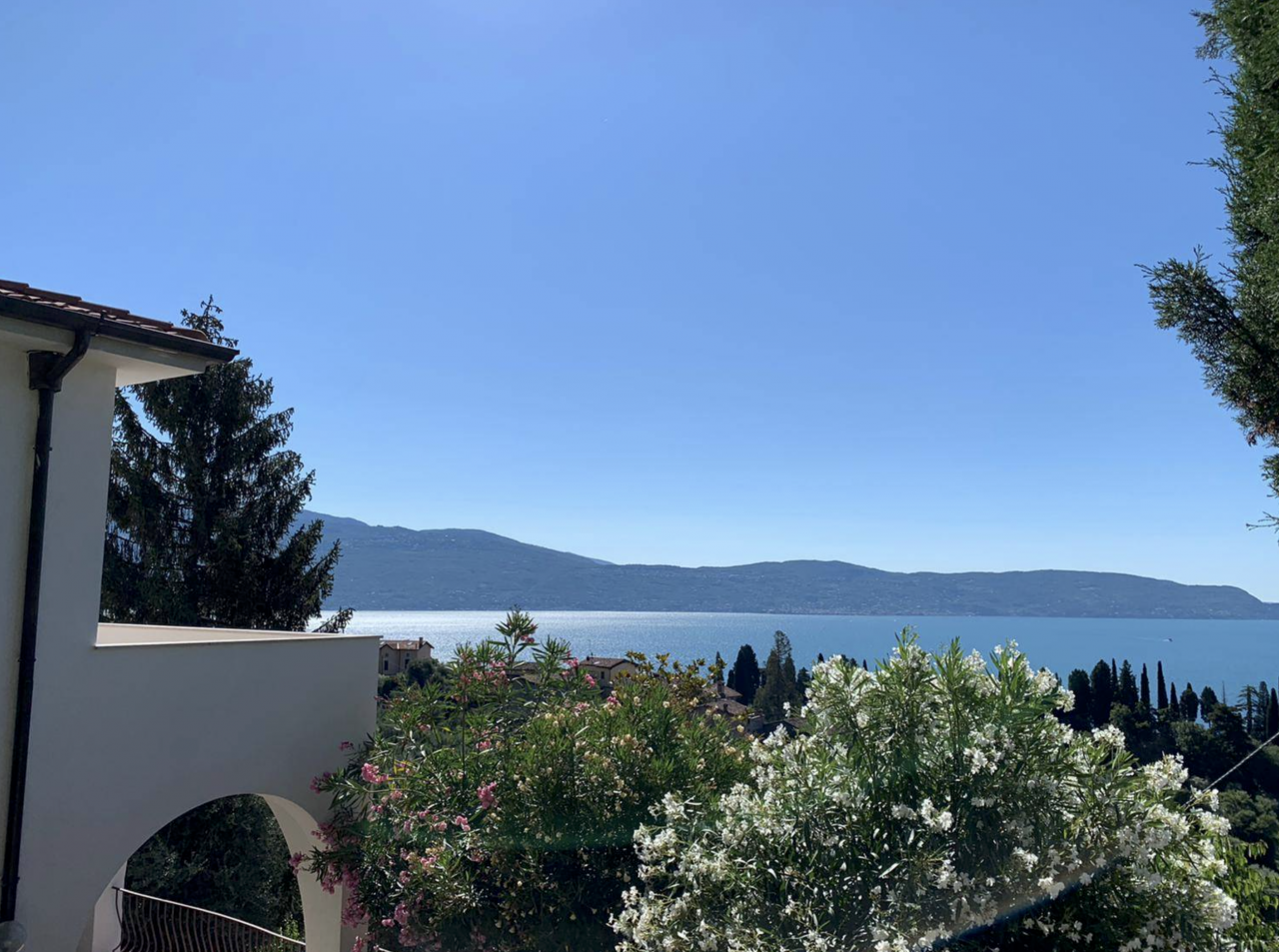 Вилла у озера Гарда, Италия, 450 м2 - фото 1
