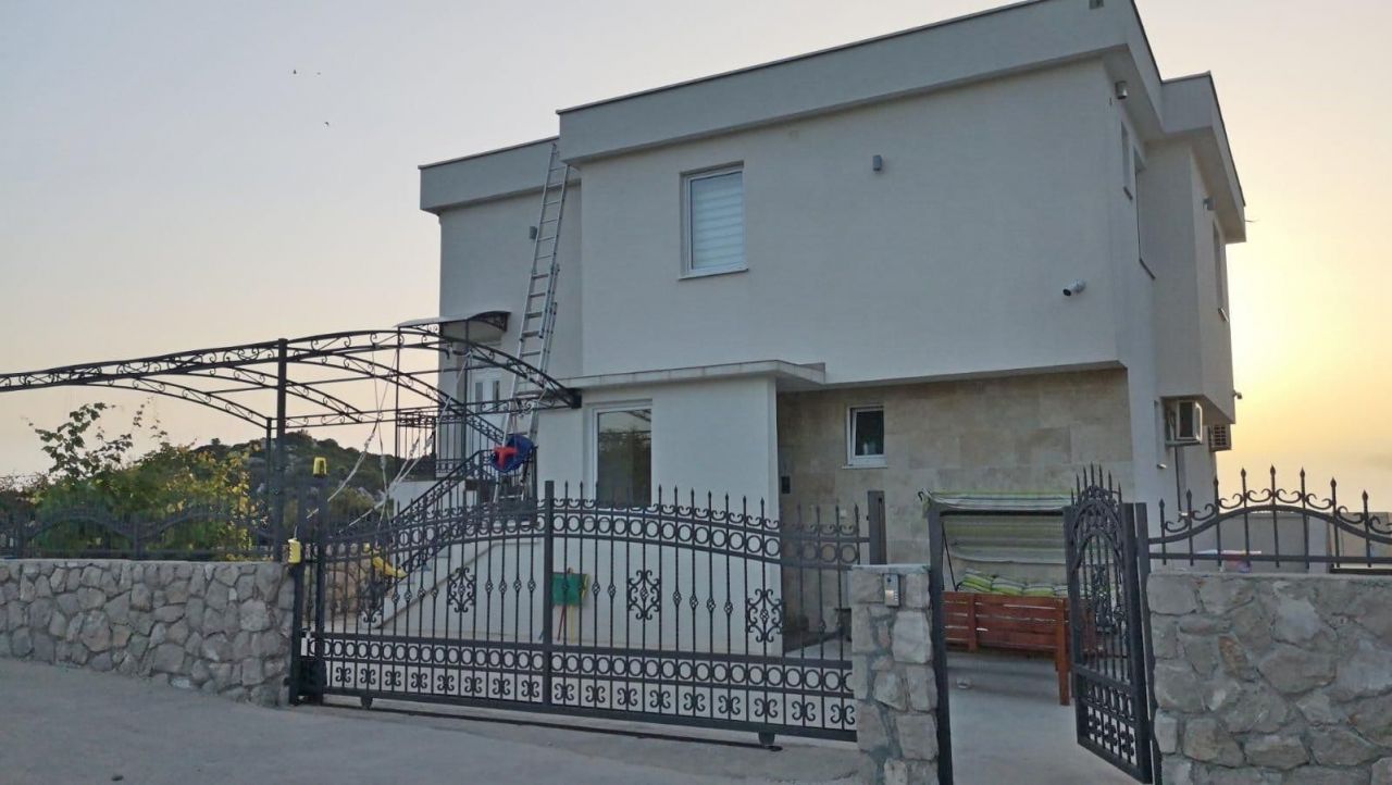 Дом в Добра Воде, Черногория, 250 м² - фото 1