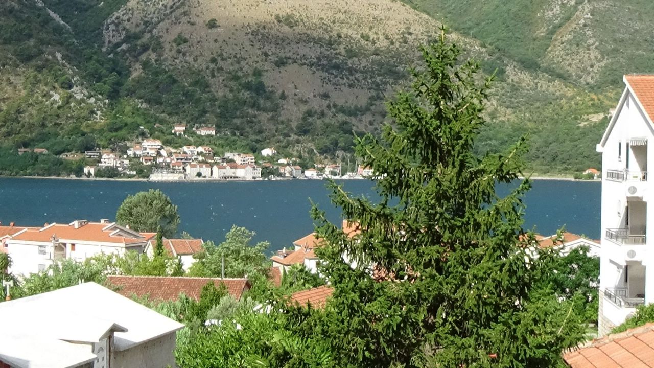 Вилла в Доброте, Черногория, 300 м² - фото 2