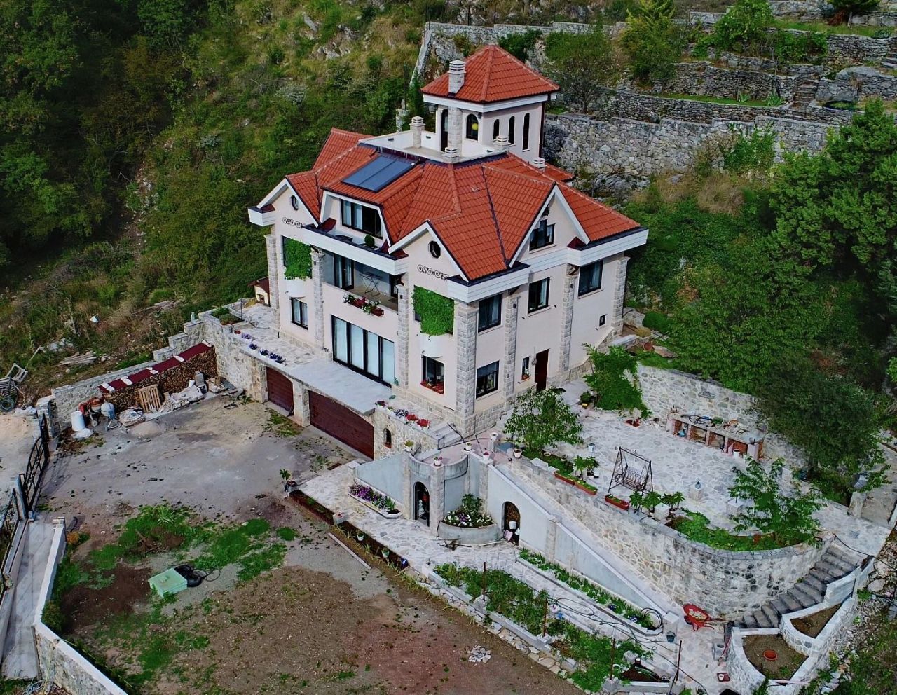 Коммерческая недвижимость в Святом Стефане, Черногория, 1 372 м2 - фото 1