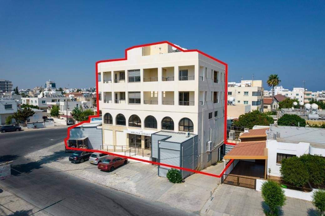 Коммерческая недвижимость в Ларнаке, Кипр, 1 351 м2 - фото 1