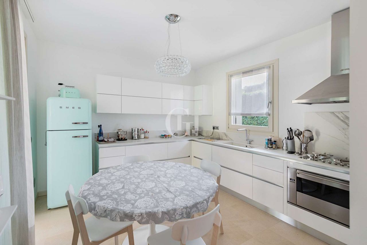 Вилла у озера Гарда, Италия, 300 м² - фото 9