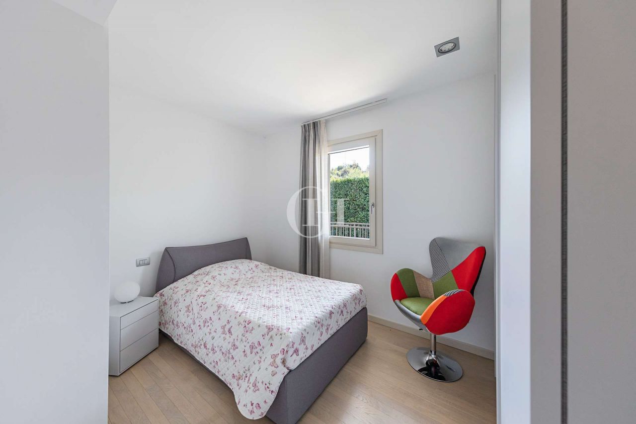 Вилла у озера Гарда, Италия, 300 м² - фото 12