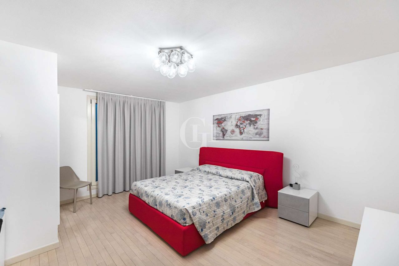 Вилла у озера Гарда, Италия, 300 м² - фото 17