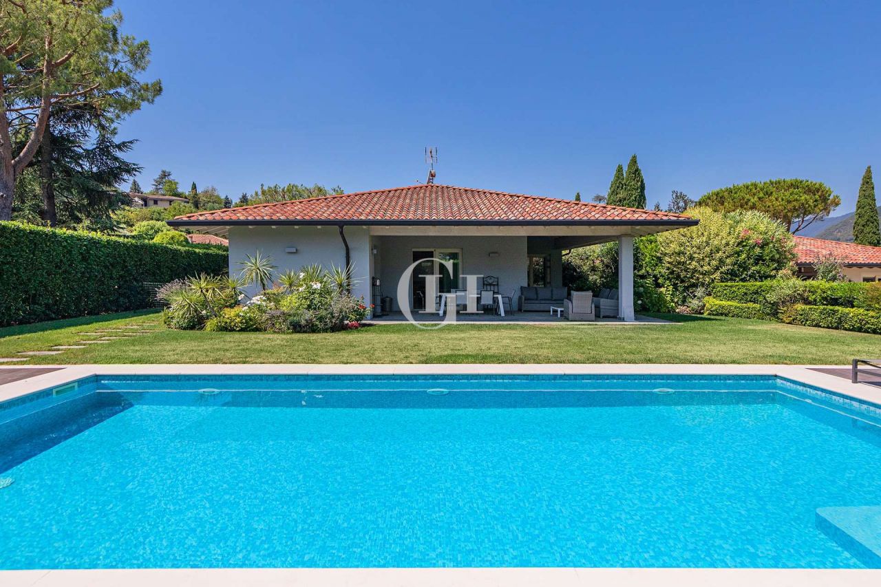 Вилла у озера Гарда, Италия, 300 м² - фото 2