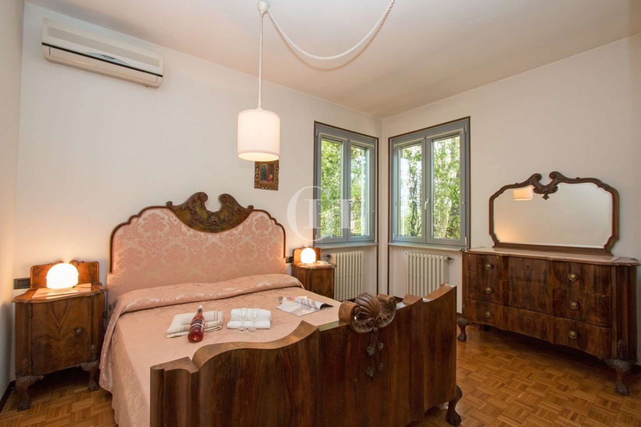 Вилла у озера Гарда, Италия, 280 м² - фото 11