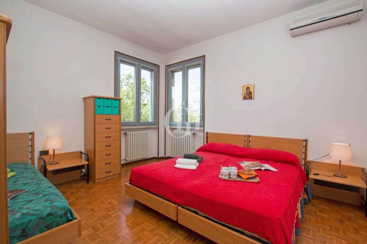 Вилла у озера Гарда, Италия, 280 м² - фото 16