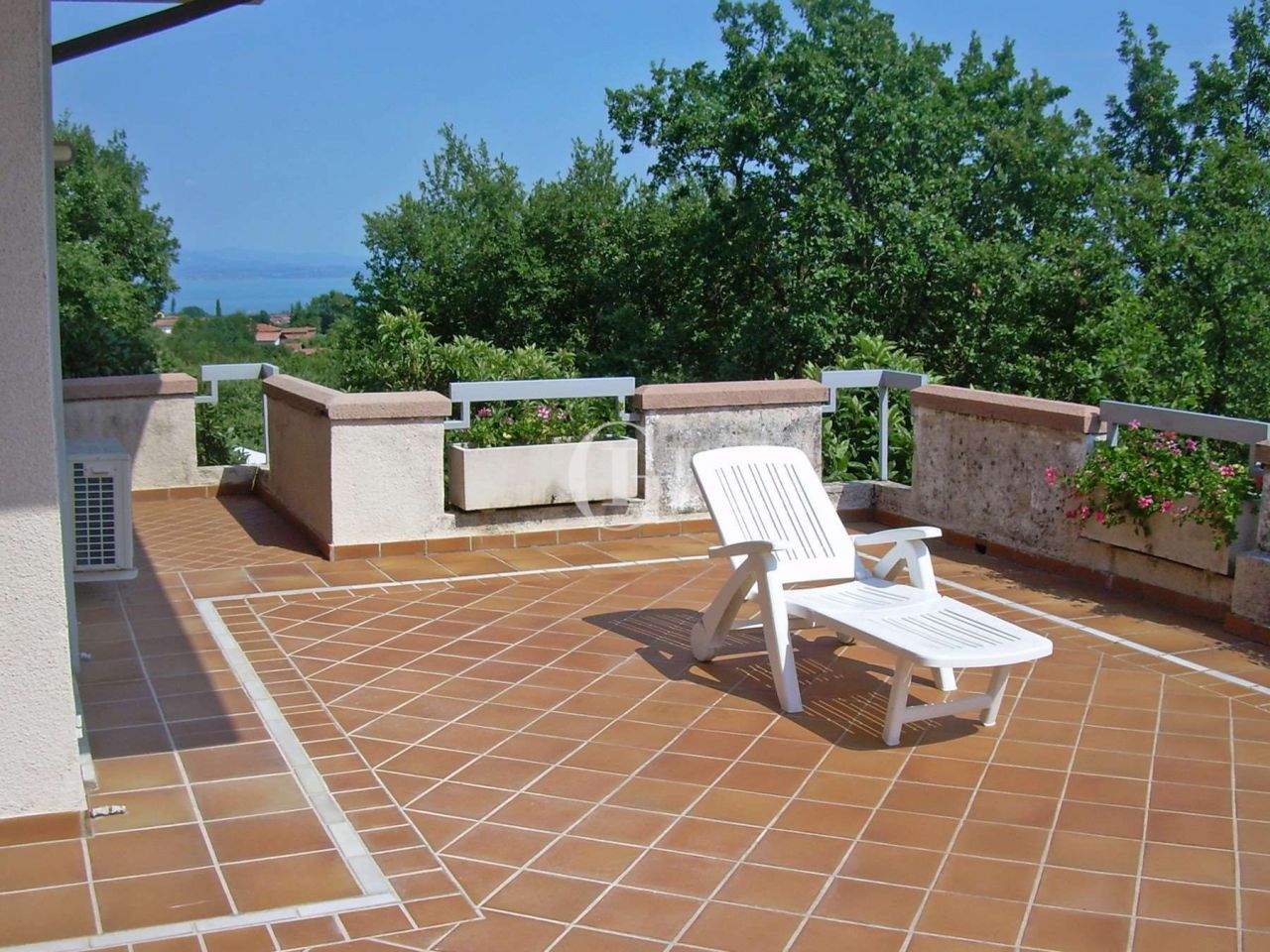 Вилла у озера Гарда, Италия, 280 м² - фото 14