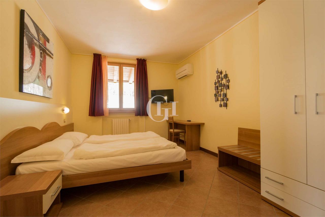 Вилла у озера Гарда, Италия, 780 м² - фото 17