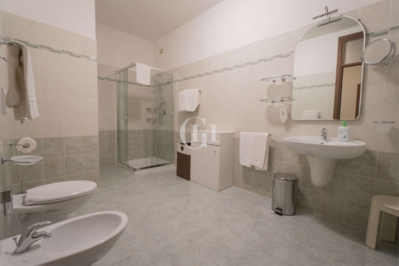 Вилла у озера Гарда, Италия, 780 м² - фото 15