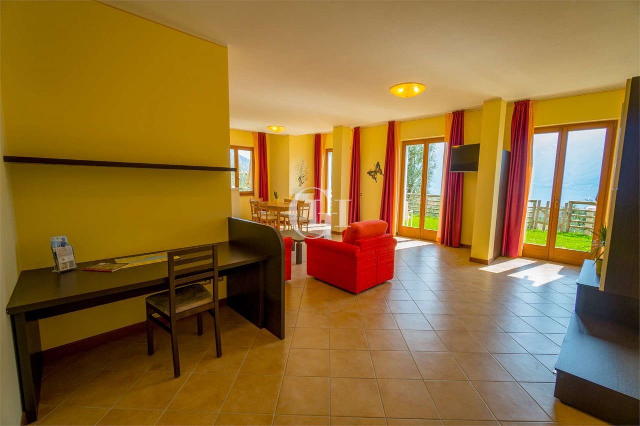 Вилла у озера Гарда, Италия, 780 м² - фото 13