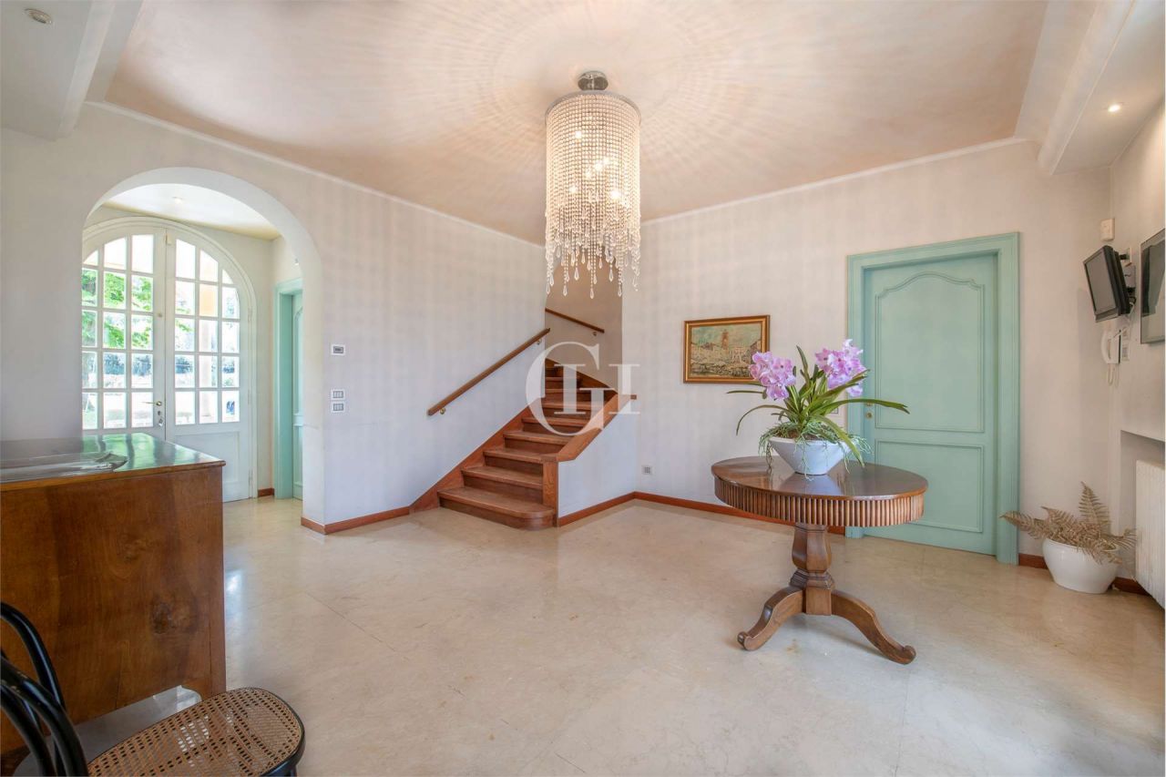 Поместье у озера Гарда, Италия, 750 м² - фото 10