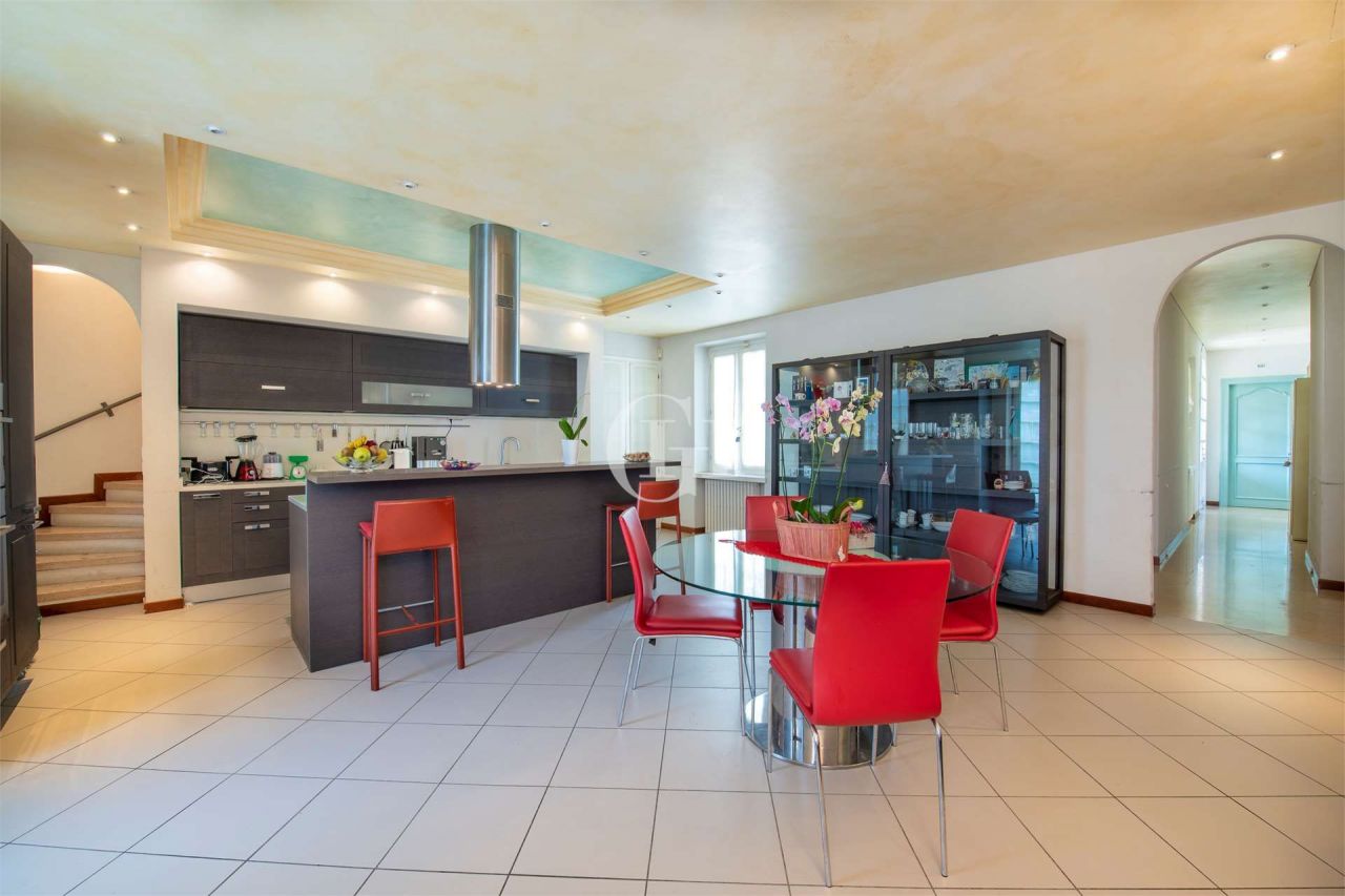 Поместье у озера Гарда, Италия, 750 м² - фото 11