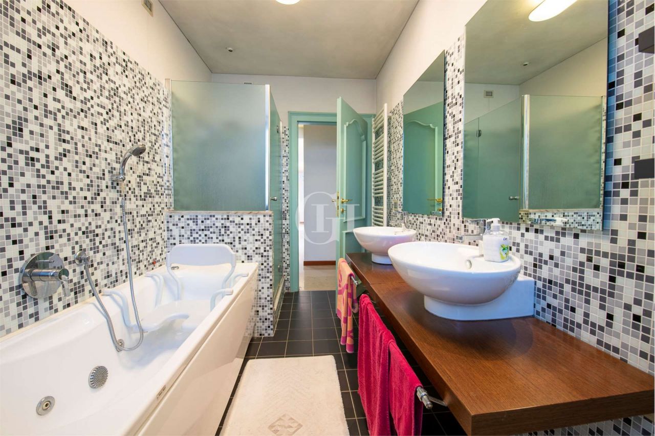 Поместье у озера Гарда, Италия, 750 м² - фото 15