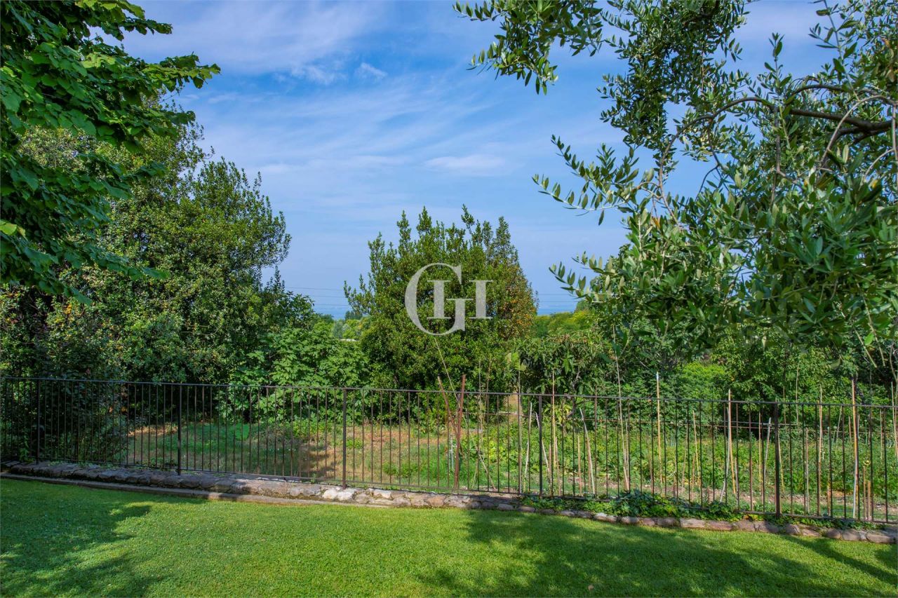 Вилла у озера Гарда, Италия, 932 м² - фото 10